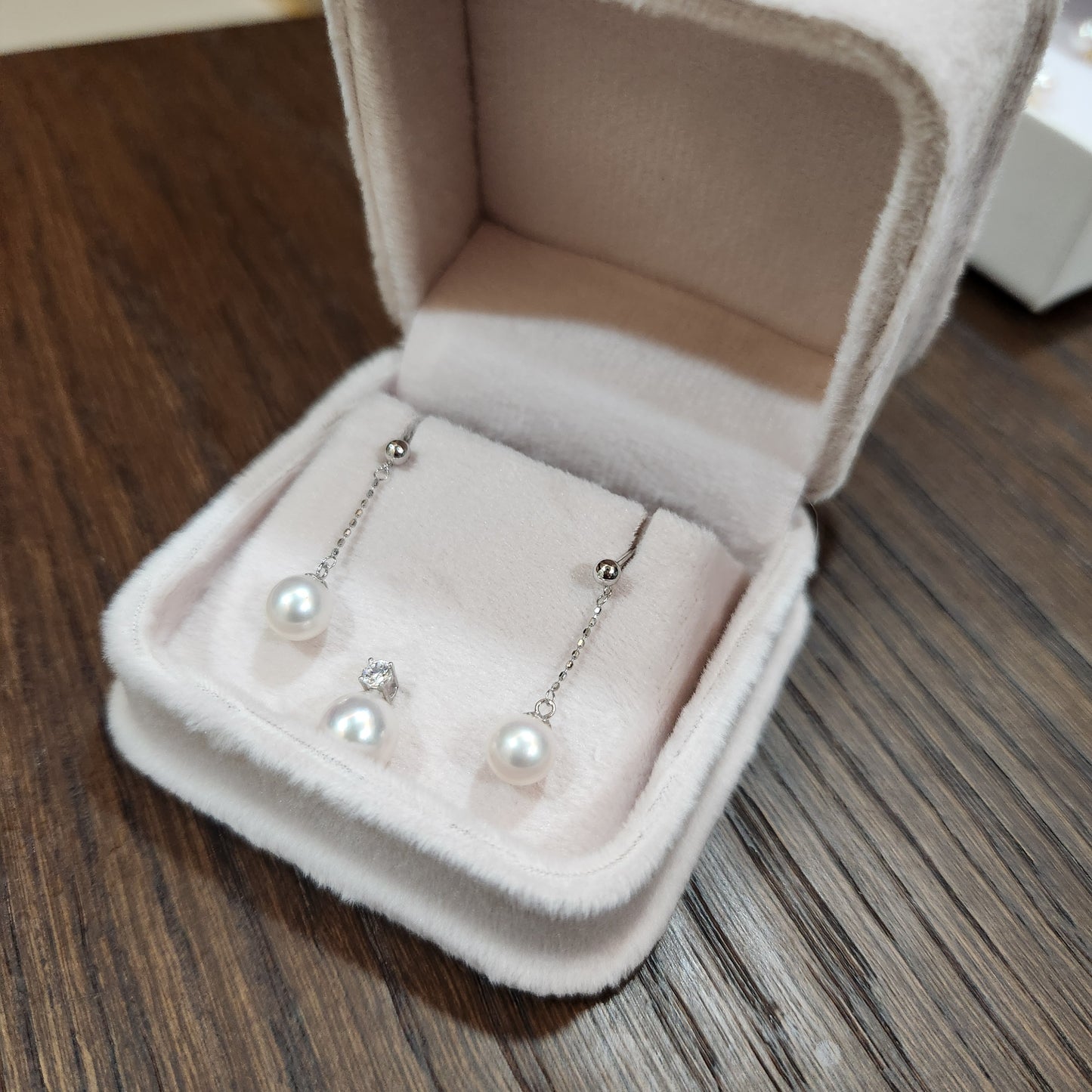Akoya 18k White Gold dangling Earring